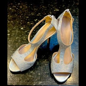 Pelle Moda Silver Jett T-strap Sandal size 10 with 4 inch heel